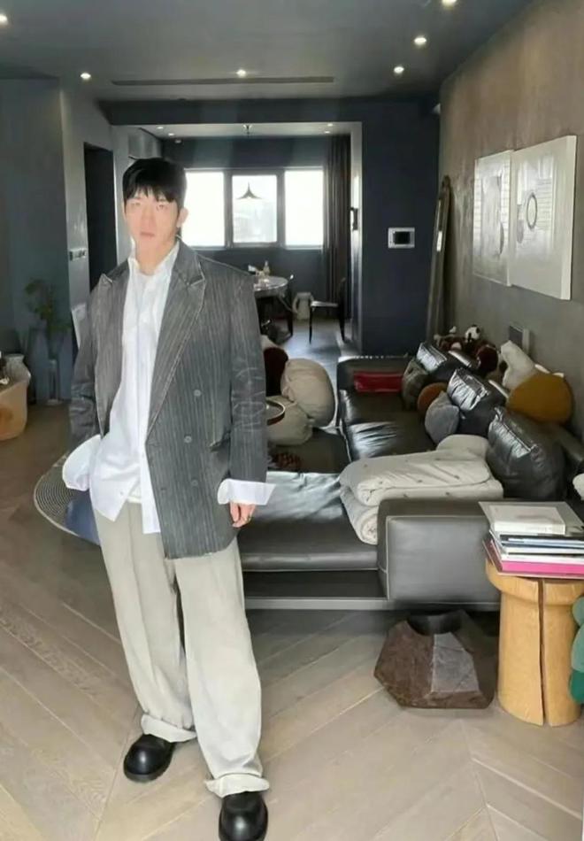 了：全屋水泥墙竟没有丝毫俗气好高级OG真人34岁井柏然在北京的家火(图5)