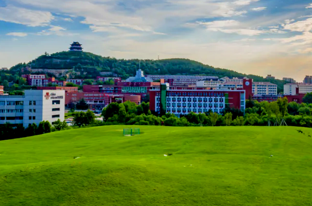 南这个网红打卡地太city啦_泉城新闻_大众网OG真人平台落日、晚风、草地、音乐、露营……济(图2)
